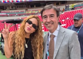 Periodista argentino no se aguantó las ganas de sacarse foto con Shakira: abandonó la transmisión en vivo del Mundial, pero logró el objetivo
